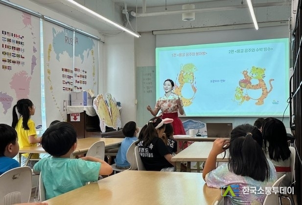 사진제공=용인특례시청// ‘도서관과 함께 책 읽기’ 프로그램 진행 모습