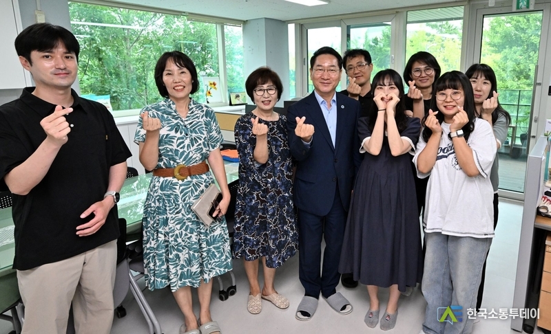 (사진제공=인천시청) 영유아 장애인 거주시설인 ‘동심원’ 현장점검에 나선 유정복 시장.
