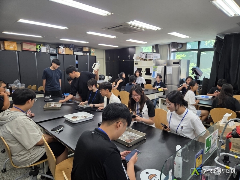 (사진제공=인천교육청) 해양과학 체험 프로그램에 참여한 학생들.
