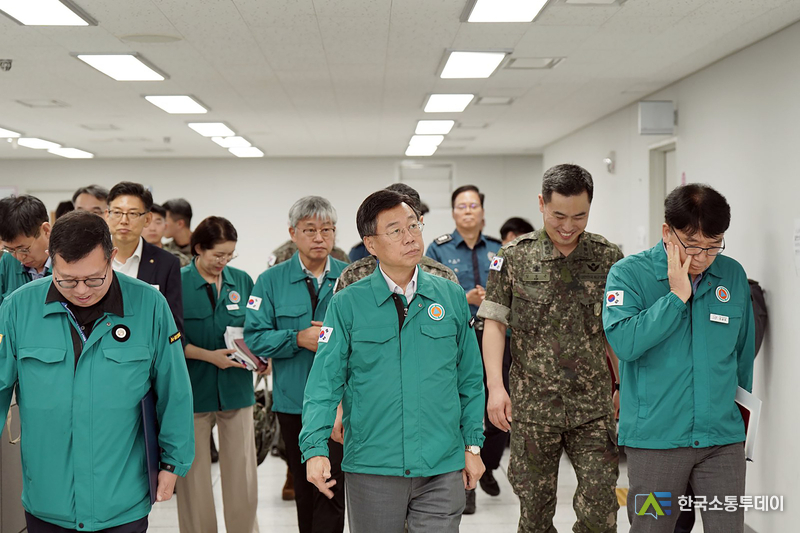 사진제공=성남시청// 재난안전관-신상진 성남시장이 14일 성남시청 충무시설에서 열린 ‘2025년 3분기 통합방위협의회 회의 및 을지연습 사전보고회’ 장소로 이동하고 있다.