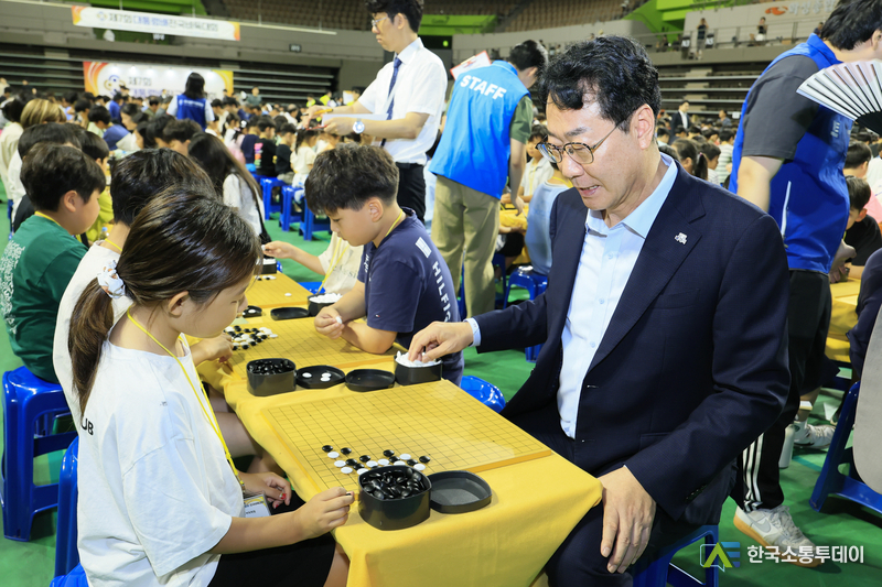 사진제공=화성특례시청// 정명근 화성특례시장이 대회 참가한 소녀 기사와 대국을 하고 있다