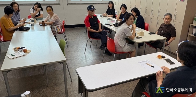 (사진제공=인천시청) 인천장애인종합복지관 ‘마음충전소’ 지원활동가들이 활동 내용을 공유하고 있다.