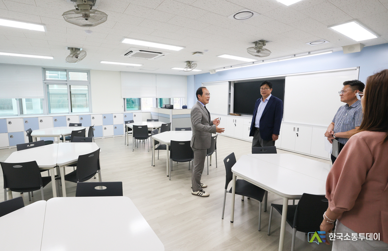 (사진제공=인천교육청) 도성훈 교육감이 개교 예정인 인천신검단초등학교에 방문했다.
