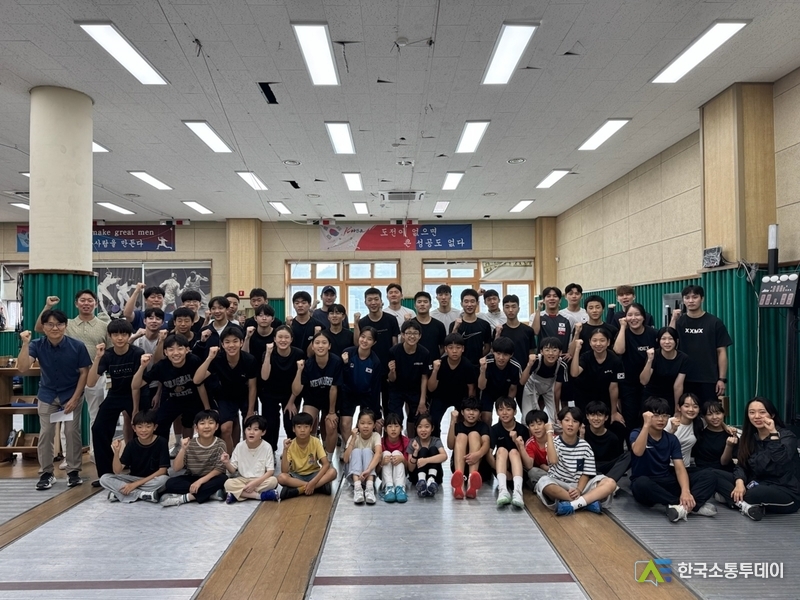 사진제공=광주시청// 광주시청 펜싱팀, 꿈나무와 함께한 특별 훈련 프로그램 진행 