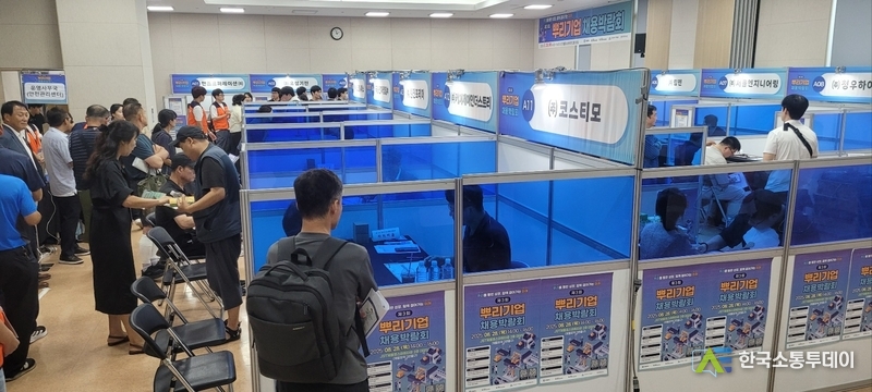 (사진제공=인천시청) ‘2025 뿌리기업 채용박람회’에 참여한 기업과 구직자들.