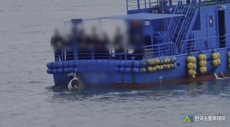 (사진제공=인천해경) 해당업체는 장사가 금지된 인천항 인근 해역에서 해양장례를 실시했다.