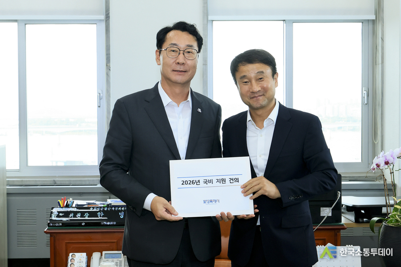 사진제공=화성특례시청// 정명근 화성특례시장(사진 왼쪽)이 4일 한병도 국회 예결위원장을 만나 9개 국비사업의 2026년도 예산안 반영을 요청했다