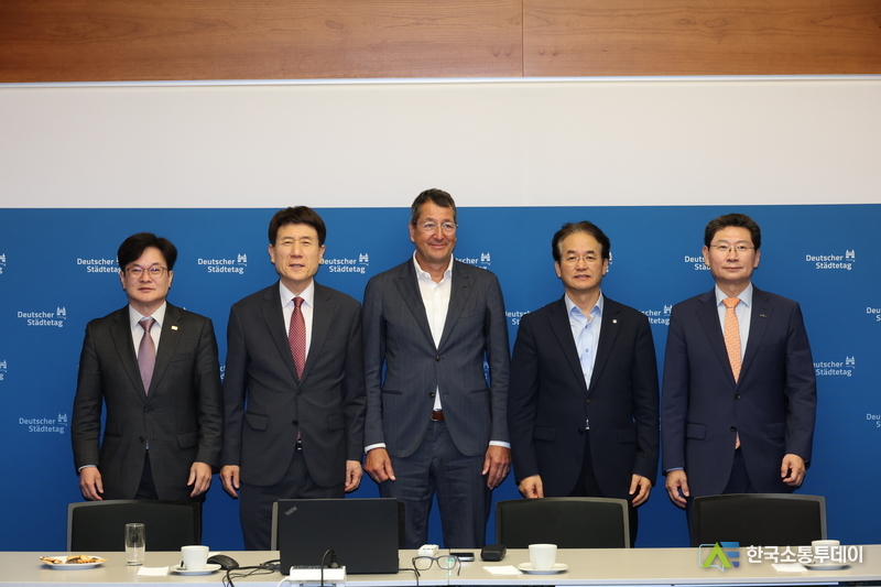 사진제공=용인특례시청// 이상일 용인특례시장(오른쪽 첫 번째)은 5일(현지시간) 대한민국대도시시장협의회 소속 시장단과 함께 독일 베를린 독일도시협의회를 방문했다. 김병수 김포시장(왼쪽 첫 번째), 이강덕 포항시장(왼쪽 두 번째), 이동환 고양시장(오륹쪽 두 번째)