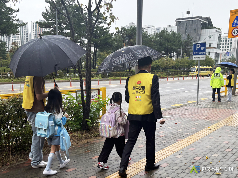 (사진제공=인천중구청) 김정헌 인천 중구청장이 영종하늘도시 지역 내 초등학교를 찾아 등굣길 교통안전 현장점검을 실시했다.