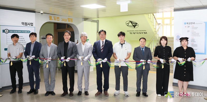 (사진제공=인천교육청) 도성훈 교육감이 가정고등학교에서 열린 고교학점제 학습 공간 개관식에 참석해 학습 공간을 둘러보고 개관을 축하했다.