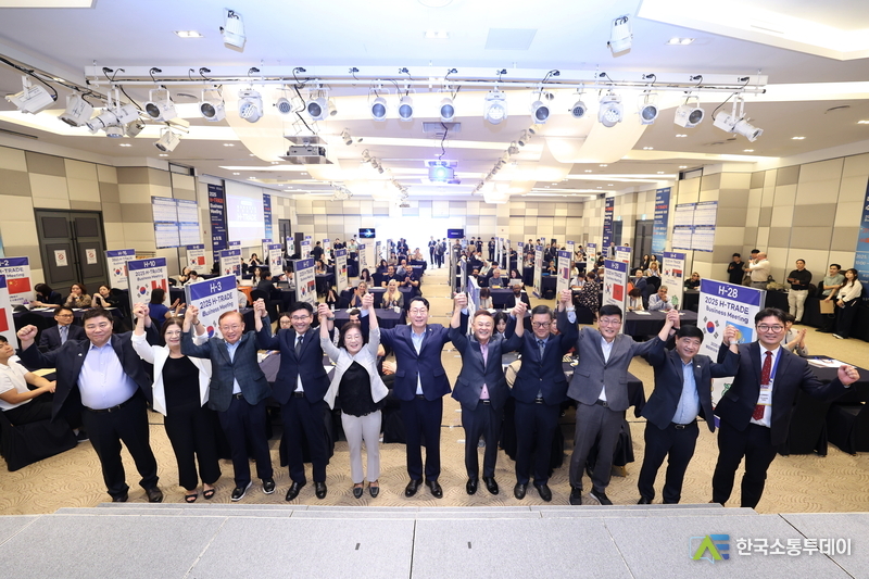 사진제공=화성특례시청//10일 열린 화성특례시 H-TRADE 해외바이어 초청 수출상담회에서 정명근 화성특례시장(사진 가운데)과 참석자들이 기념 촬영하고 있다