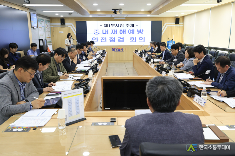 사진제공=화성특례시청// 정구원 화성특례시 제1부시장이 11일 중대재해예방 안전점검 대책회의를 주재하고 있다