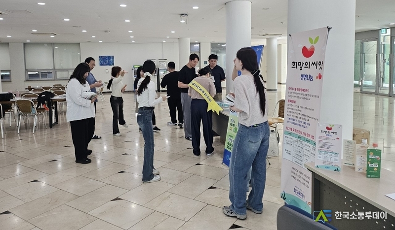 사진제공=화성특례시청// 화성시동부보건소 관계자들이 11일 수원과학대학교에서 장기기증 캠페인을 하고 있다