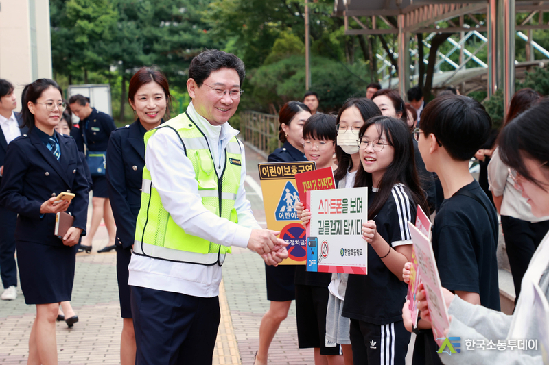 사진제공=용인특례시청// 이상일 용인특례시장은 12일 수지구 현암초등학교에서 교통지도 봉사에 참여했다