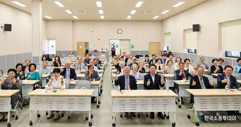 사진제공=용인특례시청// 이상일 용인특례시장이 _12일 용인 시니어스카우트 회원을 대상으로 한국의 초고가 작품과 화가스토리를 주제로 특강을 했다.