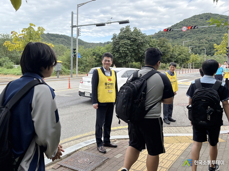 (사진제공=인천 중구청) ‘등굣길 교통안전 현장점검’을 하는 김정헌 인천 중구청장.
