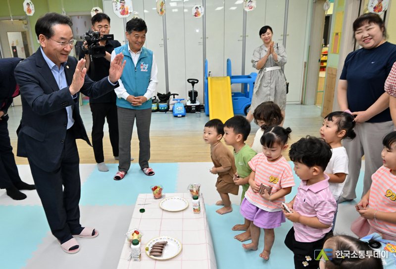 (사진제공=인천시청) 유정복 시장이 어린이집에 방문해서 아동들과 인사를 하고 있다.
