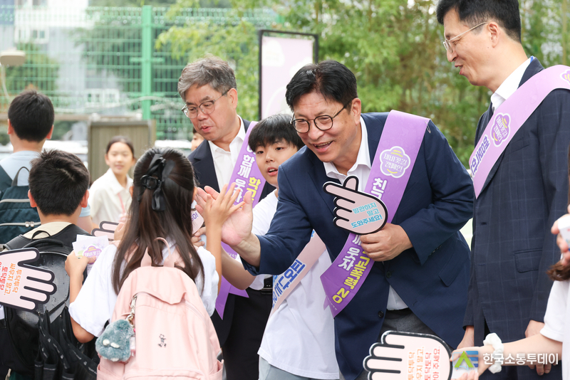 (사진제공=인천교육청) 도성훈 교육감이 인천연성초의 ‘제비꽃길 캠페인’에 참여해 학생들과 함께했다.