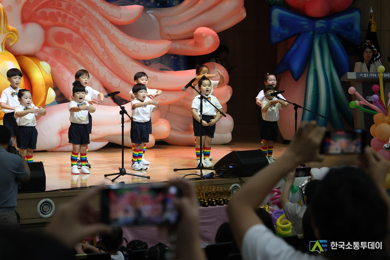 사진제공=화성특례시청// 17일 열린 화성특례시 어린이집 연합회 영유아 동요제에서 어린이들이 합창을 하고 있다