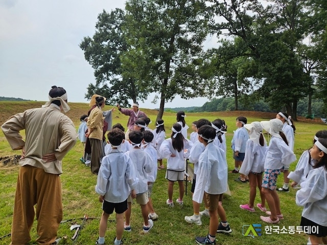 사진제공=용인특례시청// 용인특례시 처인성을 중심으로 고려시대 용인 역사를 이해하는 생생국가 유산 참여 모습