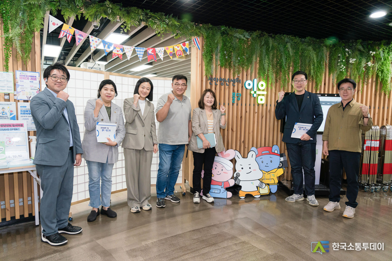 사진제공=용인특례시의회// 의원연구단체 ‘스타트업101 Ⅱ’ 회원들이 천안청년센터이음 관계자 등과 기념 촬영을 하고 있다.