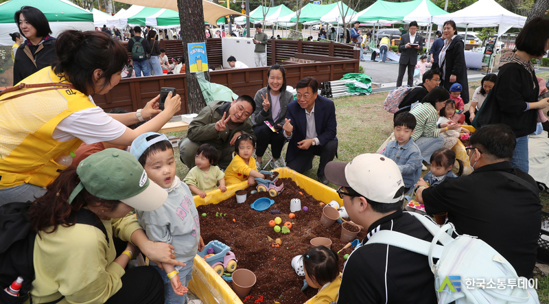 사진제공=성남시청// 지난 4월 성남시 육아종합지원센터 인근에서 열린 육아데이 행사 때 참여 아동들이 모래놀이 중이다
