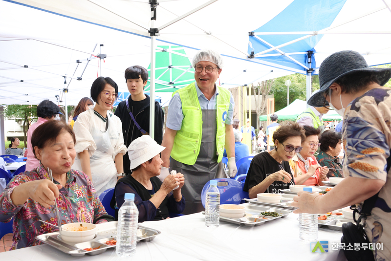 (사진제공=인천교육청) 인천시교육청(교육감 도성훈)은 교육공동체와 함께 ‘사랑의 영양밥차’를 운영했다.