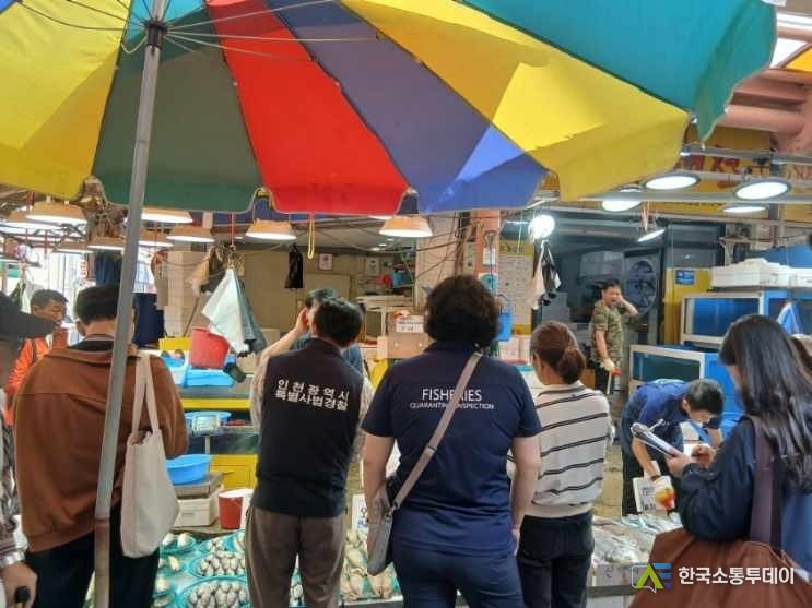 (사진제공=인천시청) 단속반이 시장 내 상점을 돌며 위반 사항을 점검하고 있다.