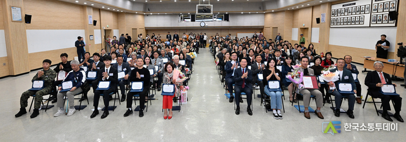 (사진제공=인천시청) 시청 대회의실에서 2025년 3분기 모범선행시민 66명에게 표창장을 수여했다.
