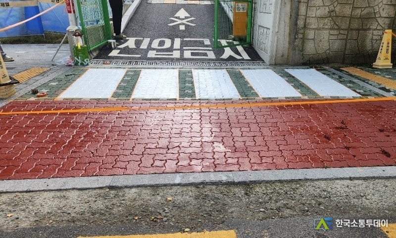 (사진제공=인천교육청) 보행자의 안전을 강화하기 위해 횡단보도 도색을 새로 하고, 점자블록을 설치했으며, 경사로에는 눈에 잘 띄도록 색을 입혔다.