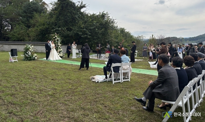 (사진제공=강화군청) 이 프로젝트의 일환으로 지난 18일, 강화고려궁지에서 첫 야외 결혼식이 열렸다.