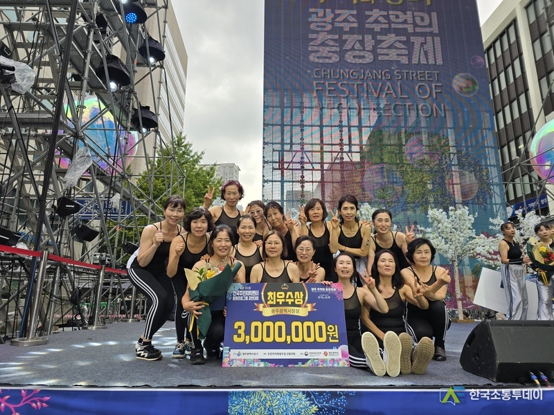 사진제공=안성시청// 안성2동 주민자치센터 요가반 ‘아프로디테’가 주민자치센터 문화프로그램 경연대회’에서 최우수상(광주광역시장상)을 수상 후 기념촬영