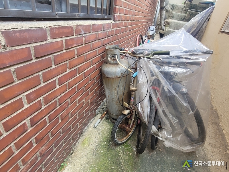 (사진제공=중구청) 도시가스 보급으로 LPG 사용이 줄고 그로 인해 방치된 LPG 용기.