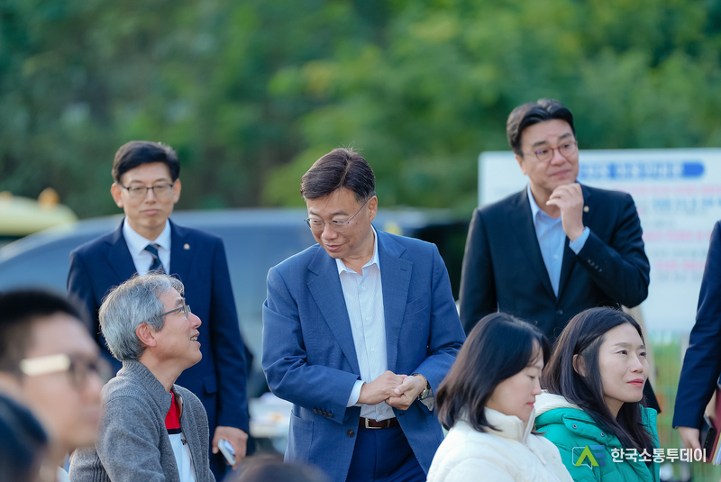 사진제공=성남시청// 신상진 성남시장이 ‘가을밤의 낭만 버스킹’ 현장 찾아 시민과 인사를 나누고 있다