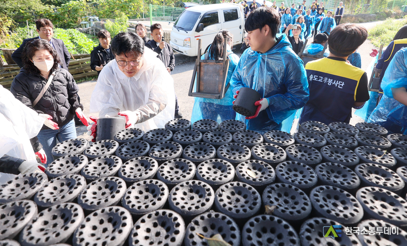 (사진제공=인천교육청) 도성훈 인천교육감은 25일 인천청소년활동진흥센터와 함께 학익동에서 ‘사랑더함 연탄배달’ 봉사활동을 진행했다.