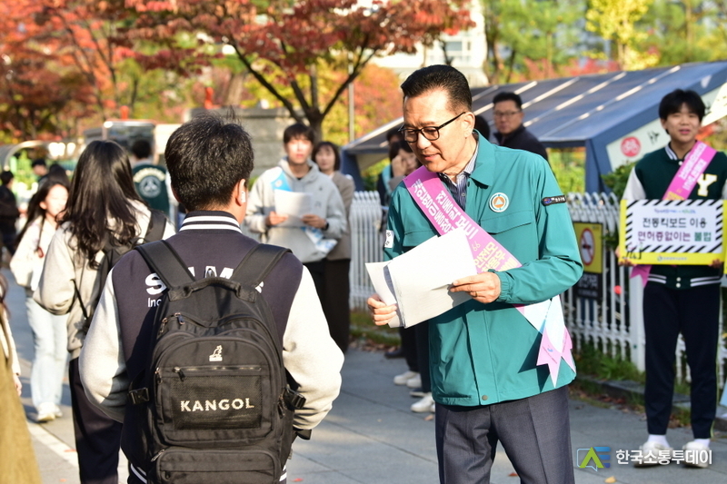(사진제공=연수구청) 이재호 연수구청장이 29일 송도 지역 학교 주변에서 ‘전동킥보드 안전수칙 캠페인’을 진행했다.
