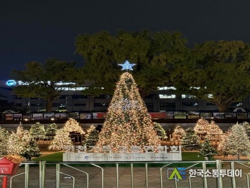 (사진제공=인천시청) 시청 애뜰광장 분수대 앞에서 시민과 함께하는 ‘2025 성탄트리 점등식 및 시민문화축제’를 개최한다. (2024년 성탄트리 전경, 애뜰 분수대)