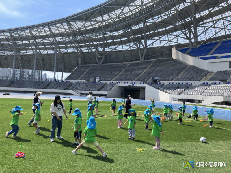 사진제공=용인도시공사// 용인미르스타디움, 영·유아 대상 천연잔디 무료체험 성료