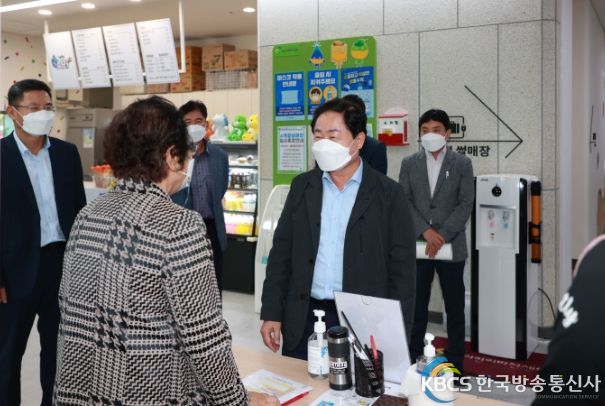 어린이비전센터 근무자를 격려하는 주광덕 시장