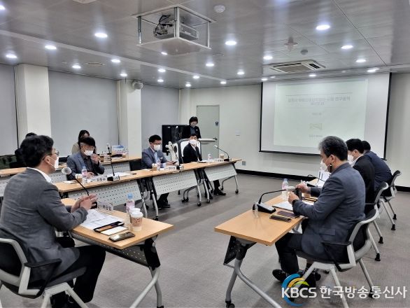 지난 11일 비점오염원에 대한 종합 관리대책 마련을 위해 열린 ‘김포시 비점오염 관리방안 수립 연구용역 중간보고회’. 회의 참석자들이 허승범 부시장의 말을 유심히 듣고 있다.