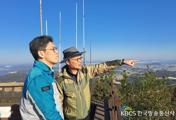 허승범 김포시 부시장이 문수산 현장행정을 통해 자연휴양림과 치유센터 등 김포시에서 추진 중인 사업 대상지를 둘러보고 있다.