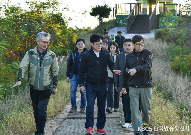 김병수 김포시장이 19일 대곶면 소재 승마산을 방문, 공원녹지과에서 조성 완료한 승마산 억새숲길 현장 행정을 실시했다.