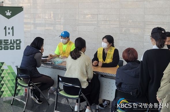 지난 23일 김포아트빌리지 다목적실에서 개최된 ‘2022년 반려동물 문화교실 세미나’. 많은 주민이 참석해 큰 호응 속에 진행됐다.