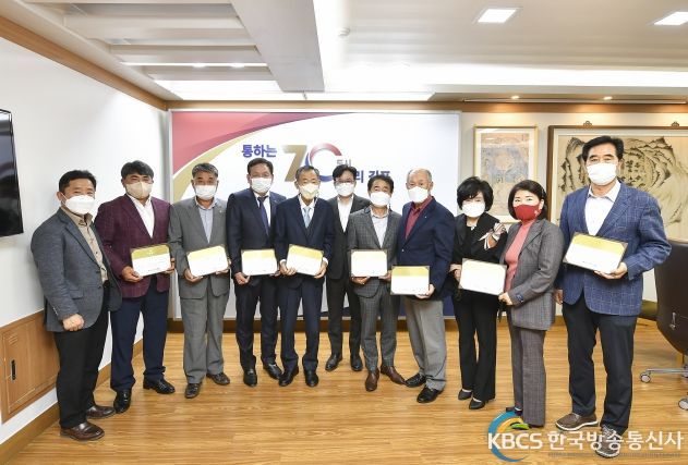 장학금 전달식 후 김병수 시장(사진 가운데 정장)과 기념사진 촬영 중인 장학금 기탁업체 관계자들