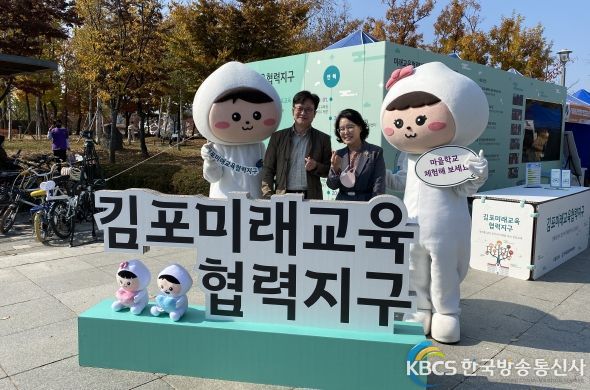 김병수 김포시장이 ‘2022 김포학생융합체험한마당’ 행사 현장을 둘러보고 있다.