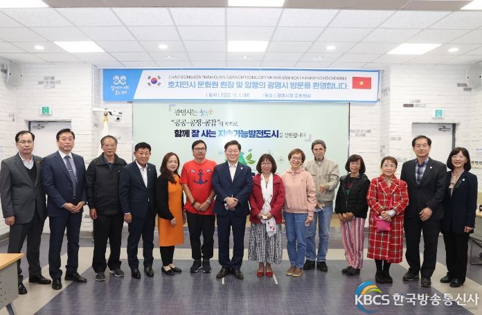 광명시는 11월 1일 띤반한 베트남 호치민시 문화예술원장 등 12명의 사절단이 방문했다고 밝혔다(좌측 여섯번째 띤반한 호치민시 문화예술원장, 좌측 일곱번째 박승원 광명시장)