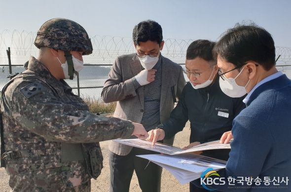 허승범 부시장은 지난 1일 염하강 경계철책 철거사업을 방문, 현장행정을 실시했다.