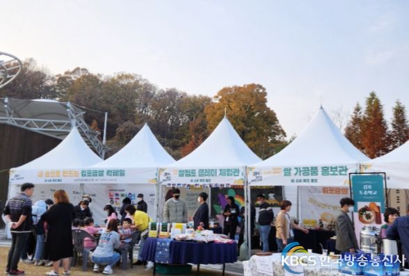 지난 11일 김포아트빌리지에서 제28회 김포시농업인의 날 행사가 실시됐다. 이날 현장에는 농업인 및 일반시민 등 많은 시민이 참석했으나 모두가 질서를 유지한 가운데 안전하게 행사를 즐겨 눈길을 끌었다.