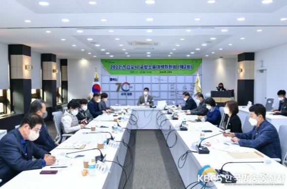 김포시는 15일 제2회 김포시 공항소음대책위원회를 열고 소음피해지역과 관련한 주민지원사업의 추진, 실효성 있는 지원 대책 등에 대해 열띤 토론을 벌였다.