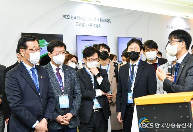 김병수 김포시장이 ‘2022 UAM 비행시연 행사’에 참석해 UAM 관련 수상작 관련 설명을 관계자로부터 듣고 있다.